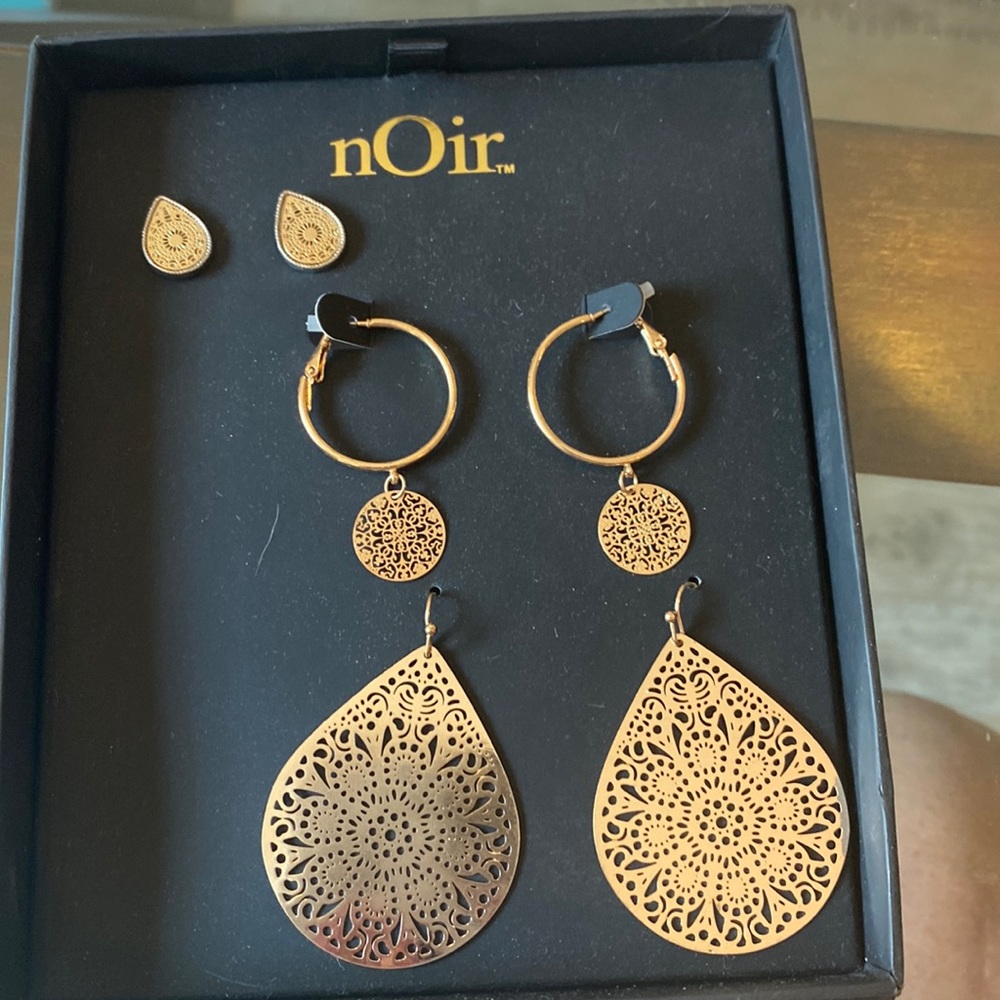 Noir Gold earring set.